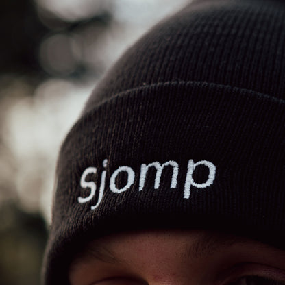 Embroidered Beanie "Sjomp"
